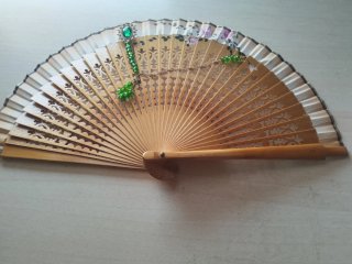Abanico madera pintado a mano con unas flores rosa