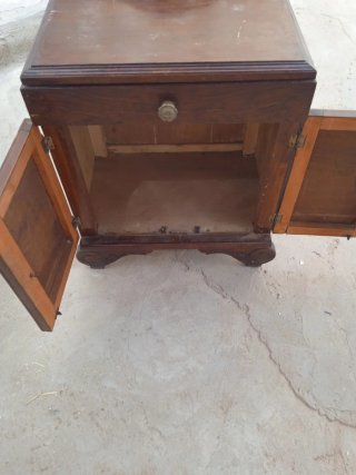 Mesita de noche de madera
