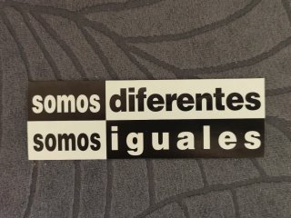 Pegatina Años 90 Somos Iguales Diferentes