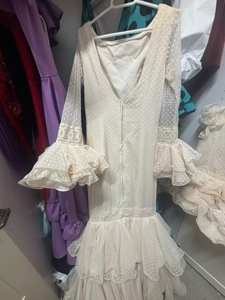 Traje de flamenca beige con volantes