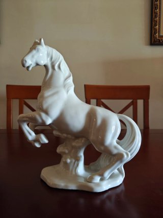 Caballo de porcelana blanco