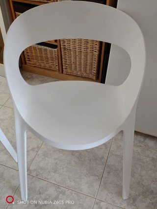 Juego de 2 Sillas Blancas de Plástico