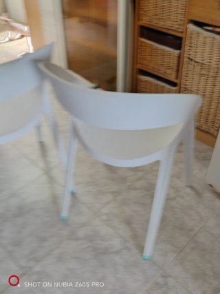 Juego de 2 Sillas Blancas de Plástico