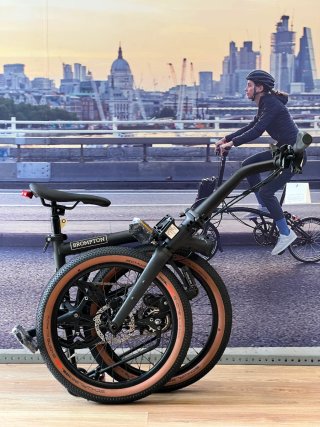 Brompton G-Line 8v Black Space Médium (Sin Rack)