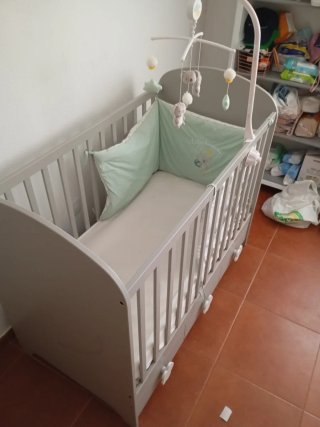 Cuna IKEA gris con cajones
