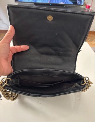 Bolso de hombro Zara negro y dorado