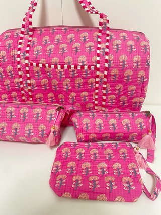 Bolsa de viaje y 3 neceseres estampados