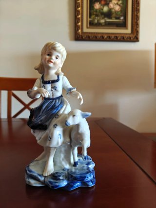 Figura de porcelana niña y cordero
