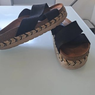 Sandalias de plataforma negras y marrones