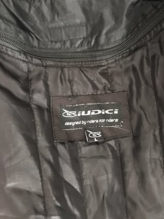 Chaqueta de moto negra con decoración blanca.