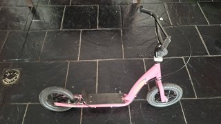 Lote de Bicicleta infantil con cesta y patín rueda