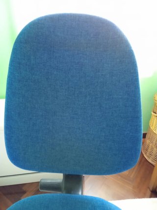 Silla de oficina azul con desperfecto
