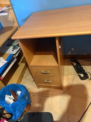 Escritorio madera clara con cajones