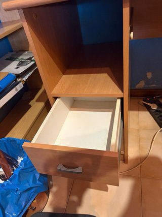 Escritorio madera clara con cajones