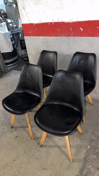 Sillas nórdicas negras hay 10 a 12€ cada una