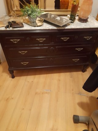 Cómoda clásica de madera con tapa de mármol