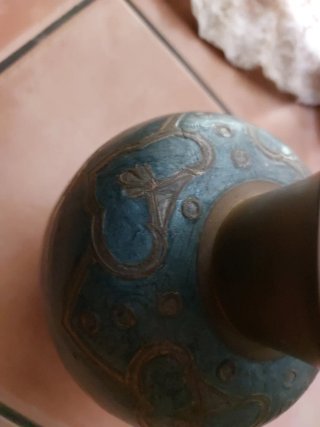 Jarrón de cobre azul y dorado antiguo