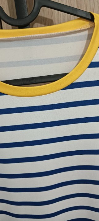 Camiseta de rayas azul y blanca