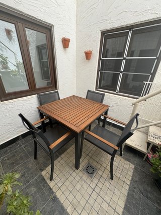 Mesa de madera con 4 sillas