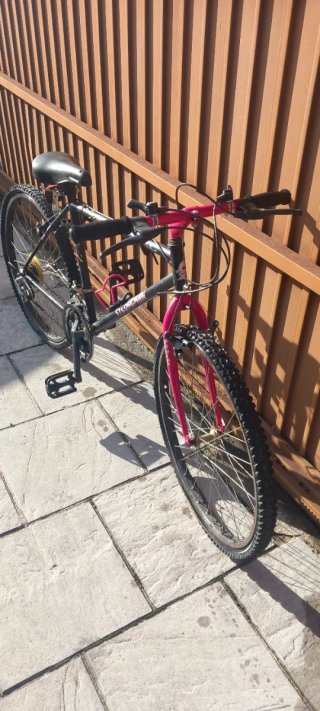 Bicicleta de montaña negra y rosa