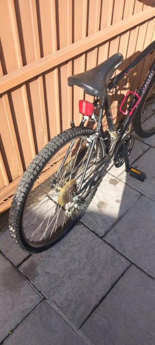 Bicicleta de montaña negra y rosa