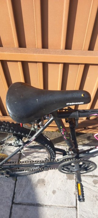 Bicicleta de montaña negra y rosa