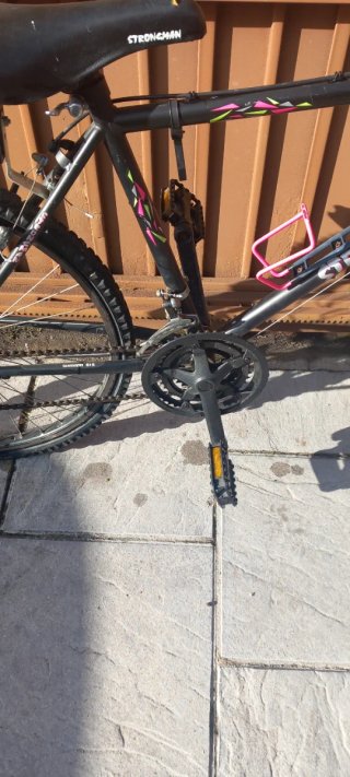 Bicicleta de montaña negra y rosa