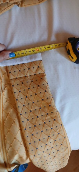 Cortinas amarillas con bordados azules