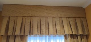 Cortinas amarillas con bordados azules