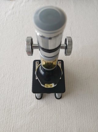 Microscopio de juguete con accesorios