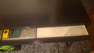 Escritorio negro con cajón y estante