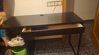 Escritorio negro con cajón y estante