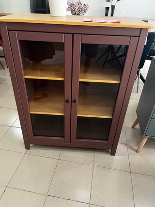 Vitrina de madera con puertas de cristal