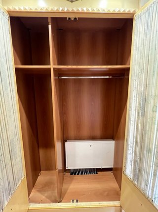 Armario gabanero empotrado madera y cristal
