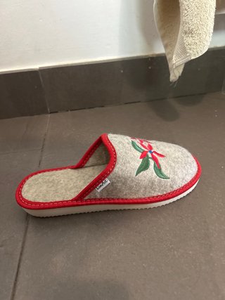 Pantuflas grises con flores rojas talla 38