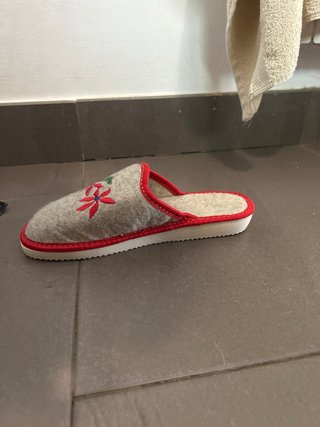 Pantuflas grises con flores rojas talla 38
