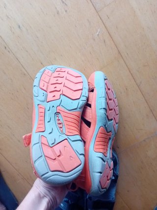 Sandalias Keen Naranja y Quechua Negras Número 34