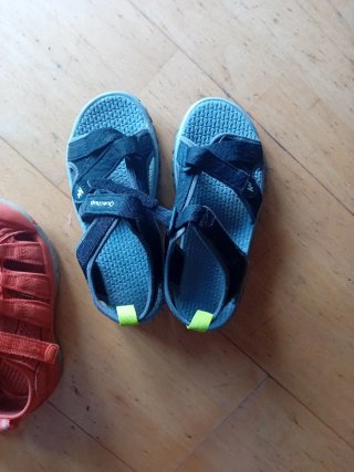 Sandalias Keen Naranja y Quechua Negras Número 34
