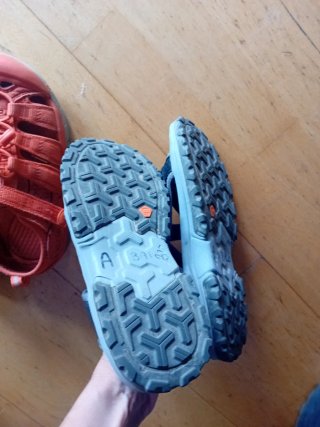 Sandalias Keen Naranja y Quechua Negras Número 34
