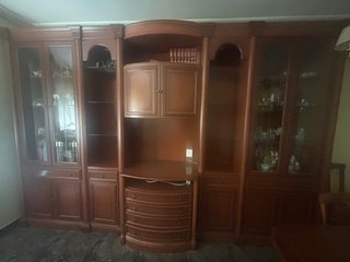 Mueble librería salón boiserie con TV y luz