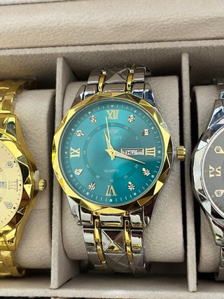 Reloj de Lujo con Colgante Cruz Azul