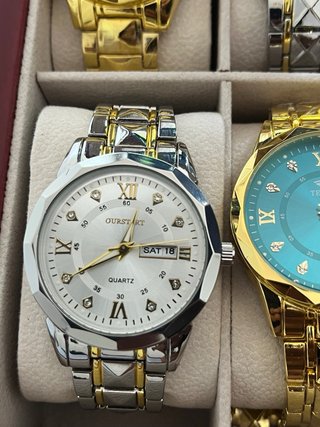 Reloj de Lujo con Colgante Cruz Azul