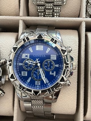 Reloj de Lujo con Colgante Cruz Azul