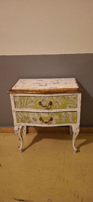 Mesita de noche vintage floral