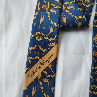 Corbata Ferragamo Seda Azul y Oro Jirafas