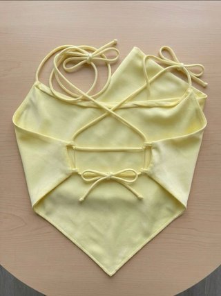 Top giallo con lacci