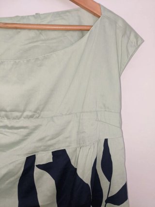 Vestido de verano verde menta con hojas