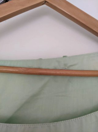 Vestido de verano verde menta con hojas