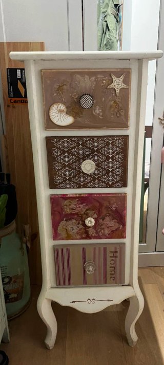 Cómoda 4 cajones estilo chic decorada a mano
