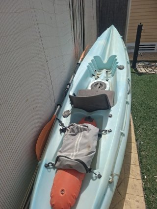Kayak azul con carrito